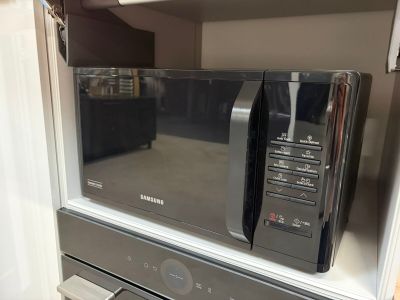 un micro-ondes encastré dans le mur de la cuisine