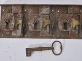 une vieille clé et une serrure rouillée sur une surface blanche