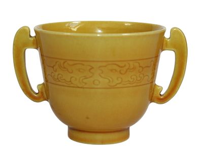 une tasse jaune avec des anses sur fond blanc