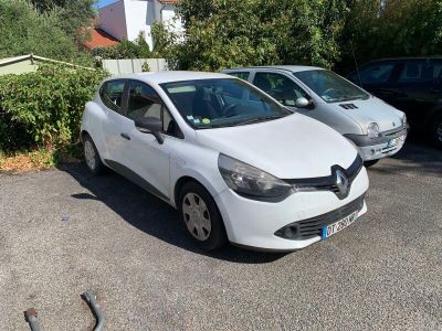 deux voitures garées l'une à côté de l'autre dans un parking