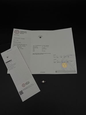 une image montrant un gros plan d'une feuille de papier posée sur une table