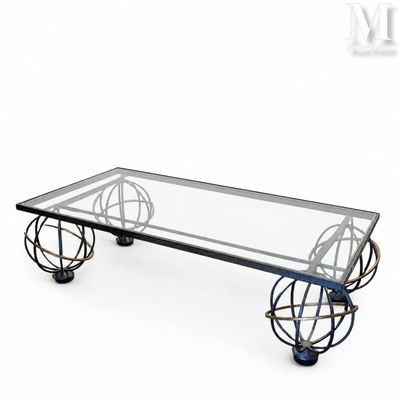 une photo d'une table basse à roulettes avec un plateau en verre
