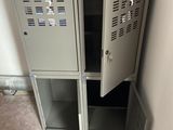 une armoire métallique à deux portes ouverte dans une salle de bains