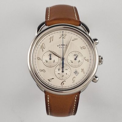 gros plan d'une montre sur une surface blanche