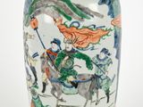 un vase avec une peinture sur une surface blanche