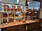 un étalage de produits alimentaires sur le comptoir du magasin