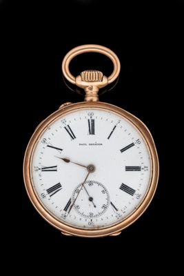 une montre de poche ancienne avec des chiffres romains et des chiffres romains sur le cadran