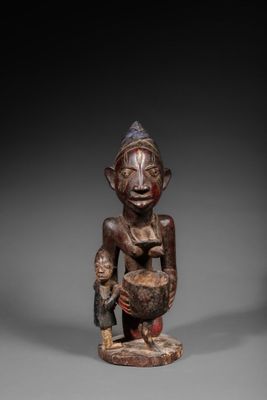 Statuette Ibeji du culte des jumeaux agenouillée avec son en…