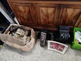 un sac de copeaux de bois et d'autres objets par terre