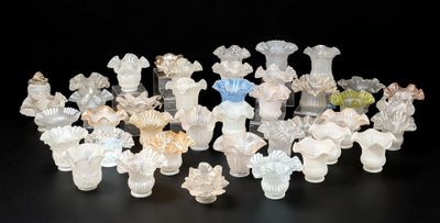 de nombreux vases en verre posés sur une surface noire