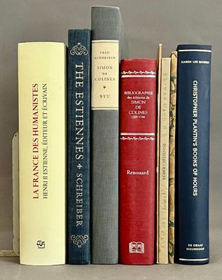 beaucoup de livres qui traînent sur une étagère