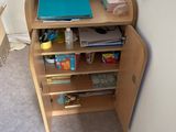 un petit meuble en bois sur lequel est posé un ordinateur portable