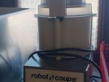une photo d'un mixeur posé sur un plan de travail