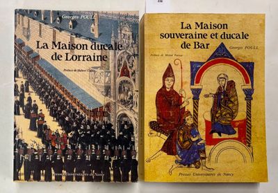 deux livres sont posés l'un à côté de l'autre sur une table