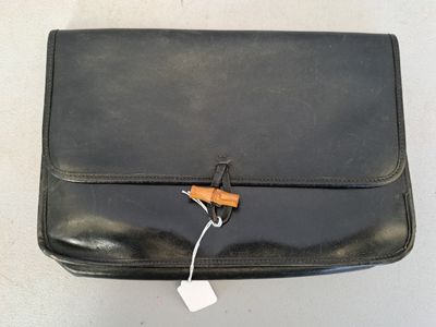 Petite pochette en cuir box noir le fermoir bambou dans le g…