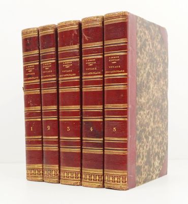 Les quatre livres sont alignés les uns à côté des autres sur une surface blanche.