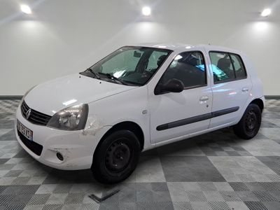 la photo d'une petite voiture blanche garée dans un garage