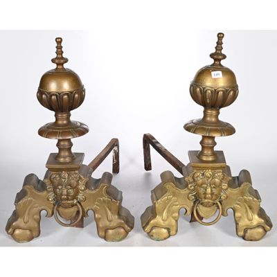 paire de bougeoirs anciens en laiton ornés de têtes de lion et de fleurs
