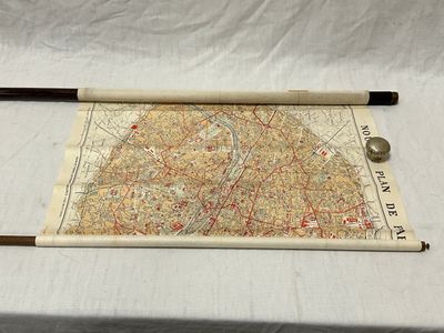 une carte posée sur une table, à côté d'une paire de ciseaux
