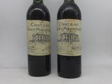 deux bouteilles de vin rouge posées l'une à côté de l'autre sur une table