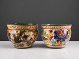 une paire de vases chinois ornés de motifs floraux, posés sur une table