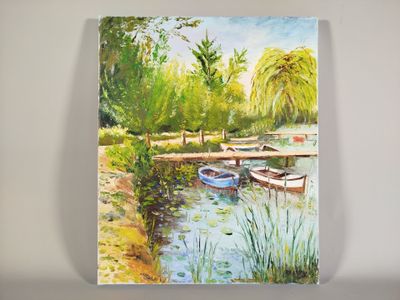 une peinture représentant des bateaux sur l'eau près d'un quai
