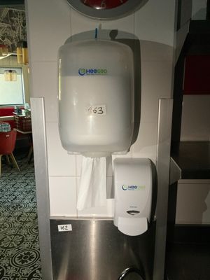 un distributeur d'eau dans un coin de la cuisine