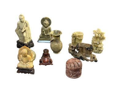 de nombreuses petites statues posées sur une surface blanche
