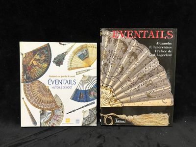 deux livres posés sur un tissu noir sur lequel sont disposés un éventail et un livre