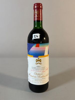 une bouteille de vin posée sur une table
