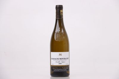 la bouteille de vin blanc est posée sur la table