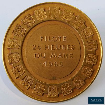une image représentant une plaque en or sur laquelle sont inscrits les mots « pilote 24 heures du Mans »