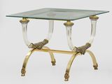 une table d'appoint en laiton et en verre sur laquelle sont posés deux oiseaux