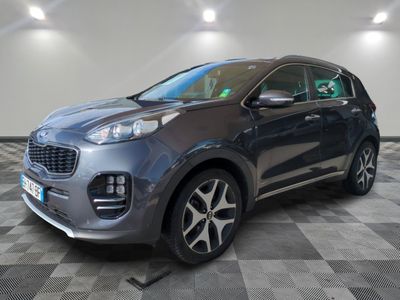 une voiture grise est garée dans une pièce au sol à carreaux