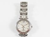 une image d'une montre-bracelet de femme sur une surface blanche