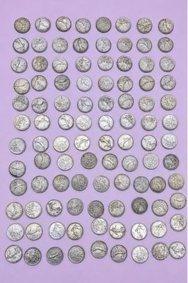 une image représentant un tas de pièces d'argent sur fond violet