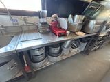 un mixeur rouge posé sur une étagère en métal dans une cuisine