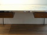 un bureau avec un plateau en marbre et deux tiroirs