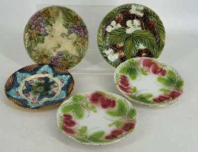 quatre petites assiettes ornées de fleurs et de feuilles, posées sur un fond blanc
