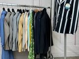 une photo d'un portemanteau sur lequel sont suspendus divers vêtements