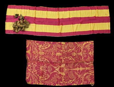deux morceaux de tissu ornés de rayures dorées et rouges