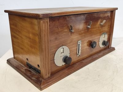 une vieille radio en bois posée sur une table blanche