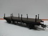 un wagon de train miniature posé sur une table