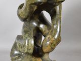 sculpture représentant une femme tenant un enfant dans ses bras