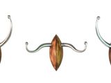 trois crochets métalliques auxquels sont suspendues de longues cornes, fixés au mur