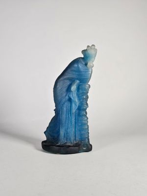 statue d'une femme en robe bleue sur fond blanc