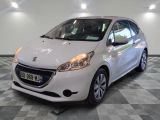 la petite voiture blanche est garée dans une grande pièce