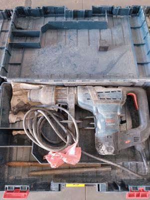 une boîte à outils contenant un marteau et d'autres outils