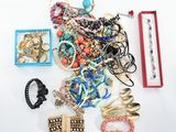 une pile de bijoux assortis sur une surface blanche