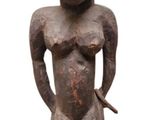 une image représentant une statue de femme tenant un couteau à la main